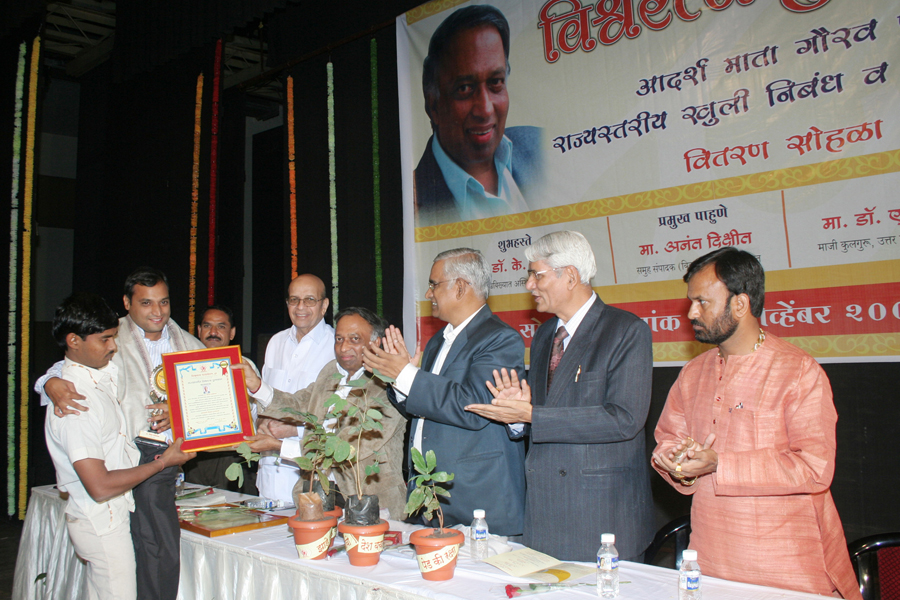 Padma Vibhushan Dr. K. H. Sancheti, Padmashri Dr. Vijay Bhatkar felicitating Mr. Nilesh Chhadawelkar with state level Vishwaratna Award – 2008 given by Vishwamata Foundation, at Pune 